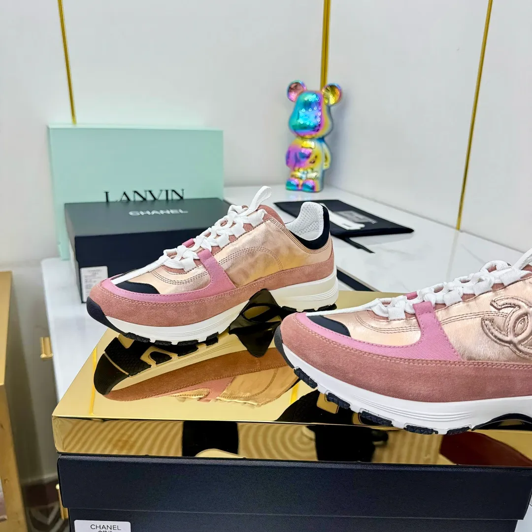 👟👟Ex-factory price 600👟👟High quality! ! ! CHANEL Chanel 25A latest thick-soled casual sports shoes. The counter is synchronized. The counter is very popular. It is a shoe that is very difficult to buy. The most popular thick-soled casual shoes on the Internet. As you can imagine, the most popular thick-soled casual shoes can not be missed. It has both good looks and comfort. Simple and versatile. The thick sole increases the height and is super versatile. Whoever wears it will look better. Upper: cowhide stitching. Lining: breathable mesh. Outsole: TPU original outsole. Size: 35-41 👉